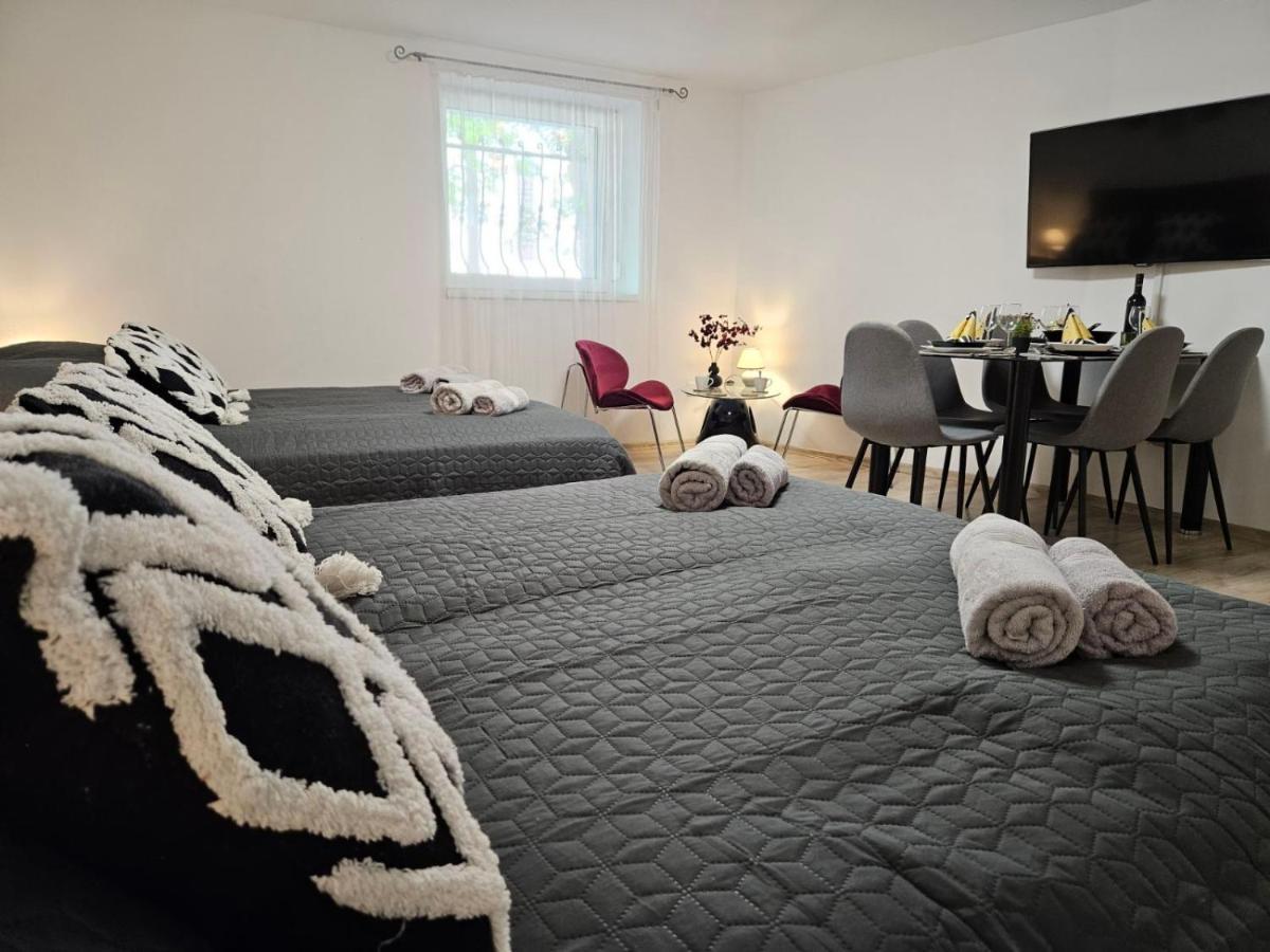 Holiness Apartmanok Szeged Esterno foto