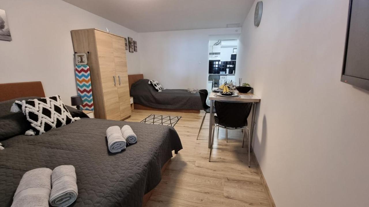 Holiness Apartmanok Szeged Esterno foto