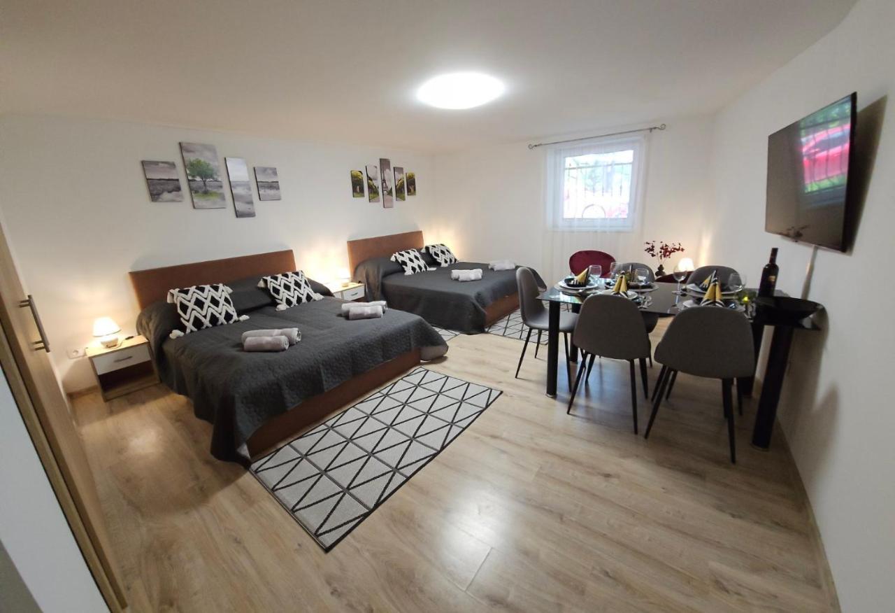Holiness Apartmanok Szeged Esterno foto