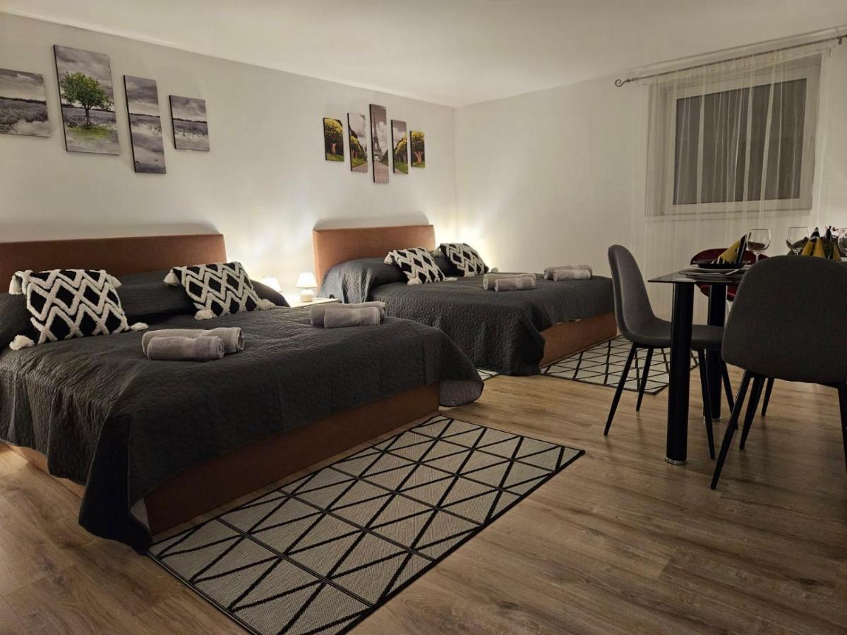 Holiness Apartmanok Szeged Esterno foto