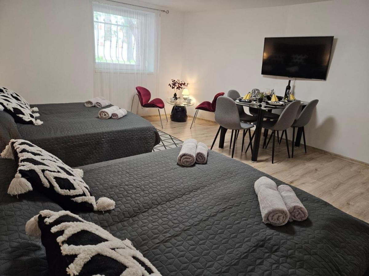 Holiness Apartmanok Szeged Esterno foto